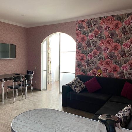 Mindia'S Two Bedroom Apartment バトゥーミ エクステリア 写真